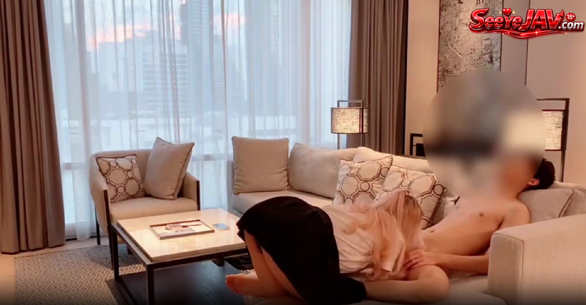 คลิปวิดีโอที่หลุดออกมาแสดงให้เห็นนักศึกษาจากบริษัท Thepieporsche กำลังมีเพศสัมพันธ์ในโรงแรมหรูระดับ 5 ดาว